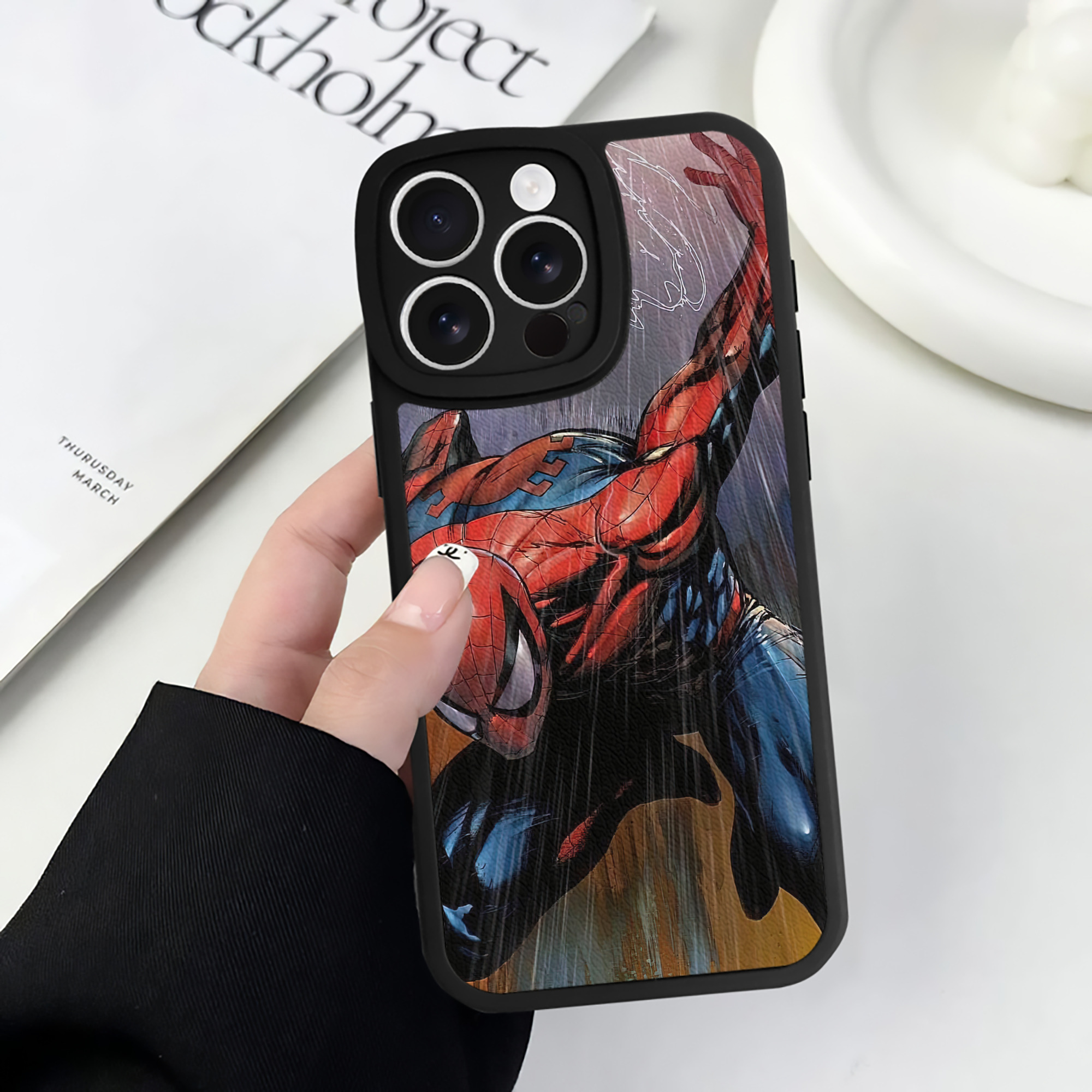 （画像用） Spider Man スパイダーマン 【iPhone 16シリーズ対応】シリコンスマホケース（レザー調） 材質：シリコン